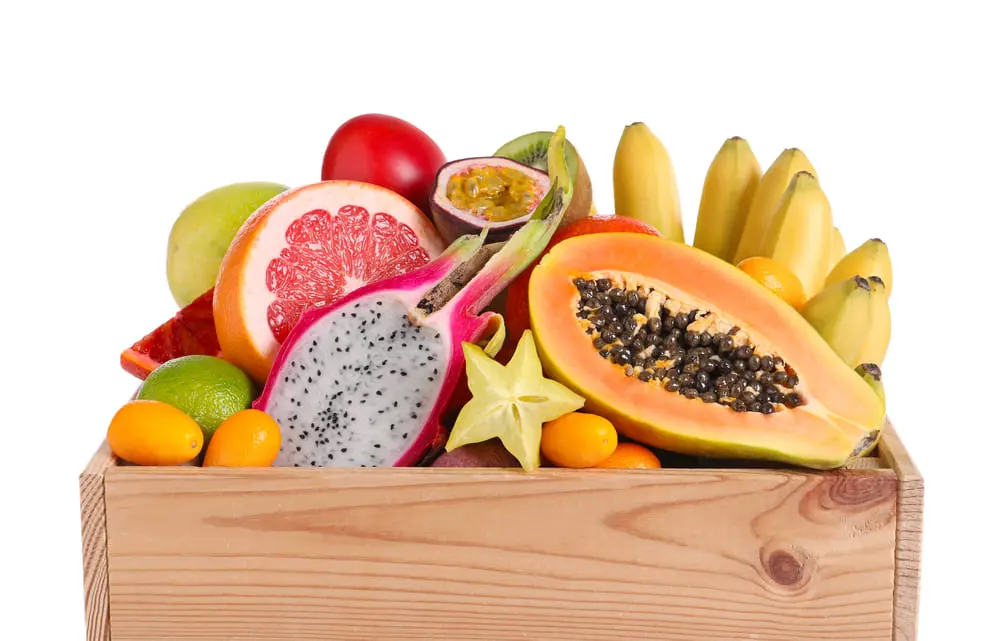 Корзина со свежими экзотическими фруктами Корзина со свежими экзотическими фруктами